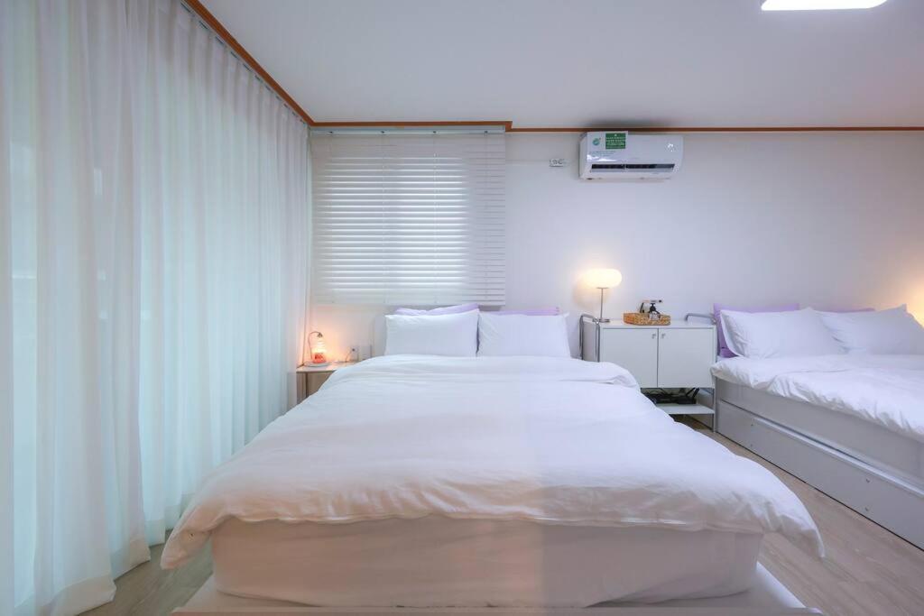 Newspellbinding House/ Hongik St. Exit2 10min