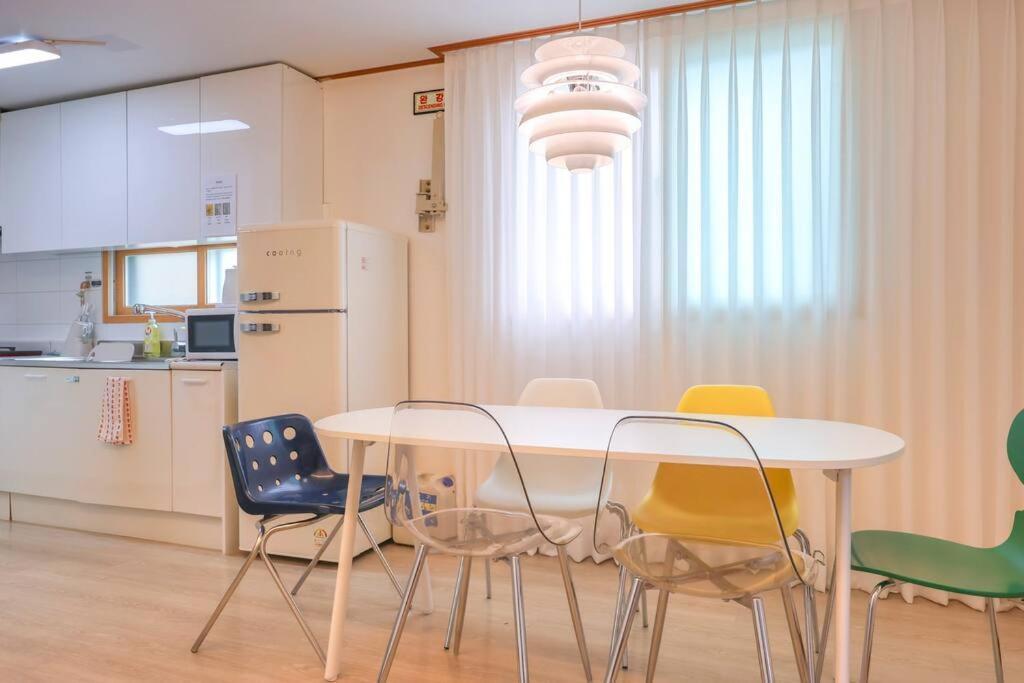 Newspellbinding House/ Hongik St. Exit2 10min * Seoul