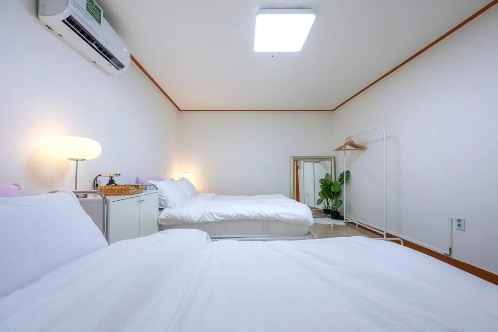 Newspellbinding House/ Hongik St. Exit2 10min *