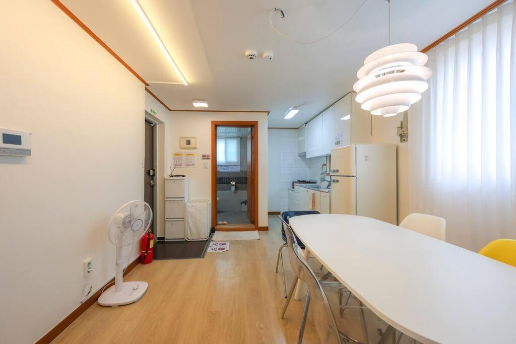 Newspellbinding House/ Hongik St. Exit2 10min