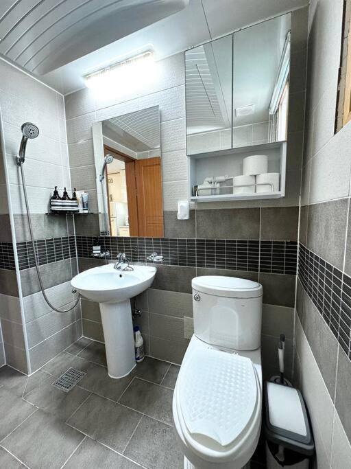 Newspellbinding House/ Hongik St. Exit2 10min