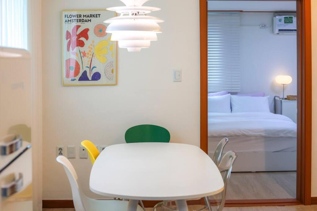 Newspellbinding House/ Hongik St. Exit2 10min Seoul