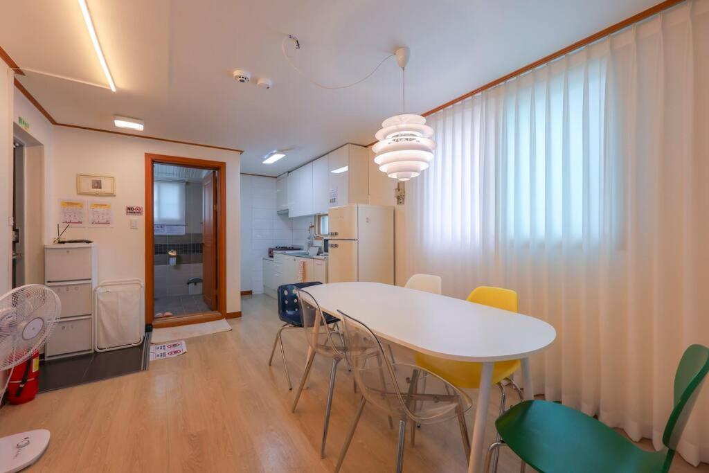 Newspellbinding House/ Hongik St. Exit2 10min * Seoul