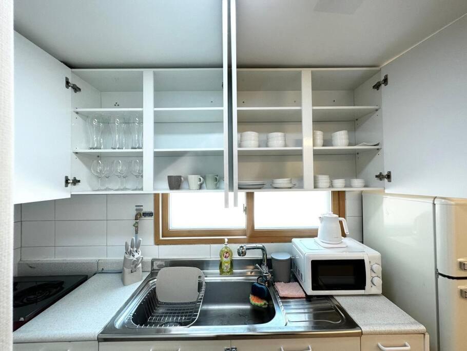 Newspellbinding House/ Hongik St. Exit2 10min *