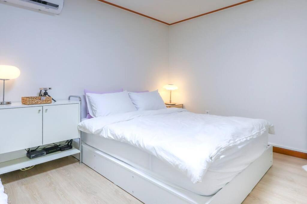 Newspellbinding House/ Hongik St. Exit2 10min *
