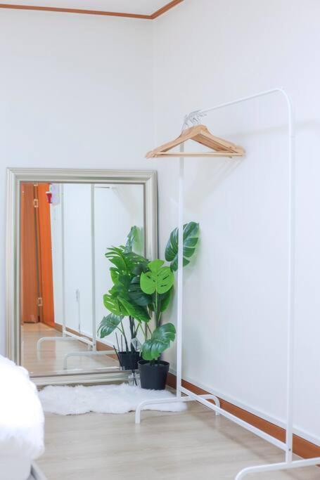 Newspellbinding House/ Hongik St. Exit2 10min