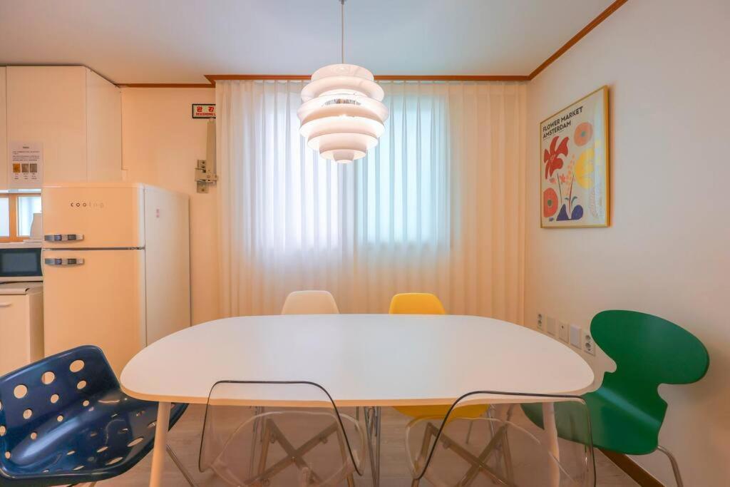 Newspellbinding House/ Hongik St. Exit2 10min * Seoul