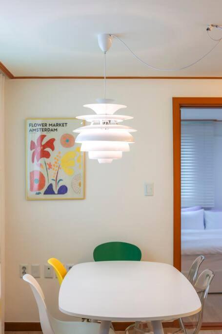 Newspellbinding House/ Hongik St. Exit2 10min