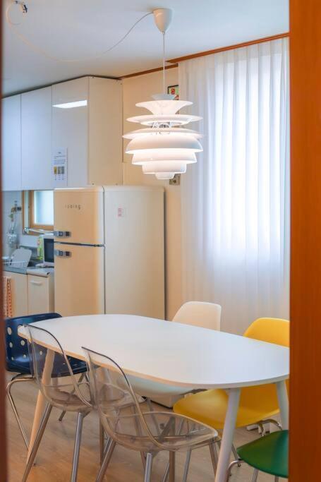 Newspellbinding House/ Hongik St. Exit2 10min