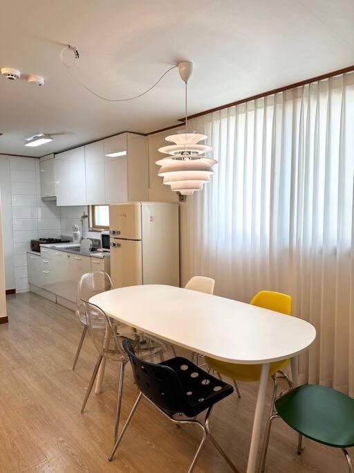 Newspellbinding House/ Hongik St. Exit2 10min * Seoul