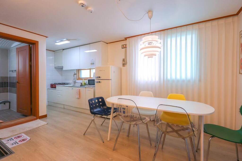 Newspellbinding House/ Hongik St. Exit2 10min